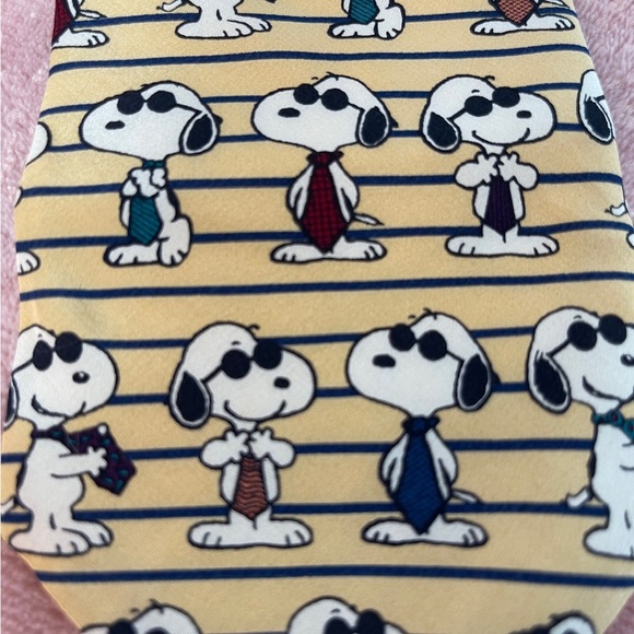 Peanuts Snoopy Dog Tie in Yellow and Black - Picture 2 of 7